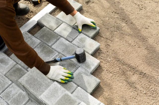 Jaki cement pod kostkę? Kluczowe informacje o rodzajach i zastosowaniu Jaki cement pod kostkę? Kluczowe informacje o rodzajach i zastosowaniu