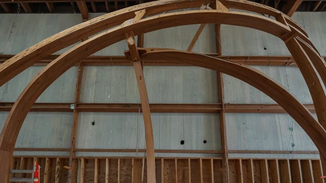 Zastosowanie i montaż łuku drewnianego konstrukcyjnego – co warto wiedzieć Zastosowanie i montaż łuku drewnianego konstrukcyjnego – co warto wiedzieć