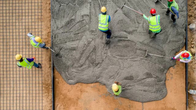 Ile wiąże cement? Poznaj czas wiązania i wpływające czynniki Ile wiąże cement? Poznaj czas wiązania i wpływające czynniki
