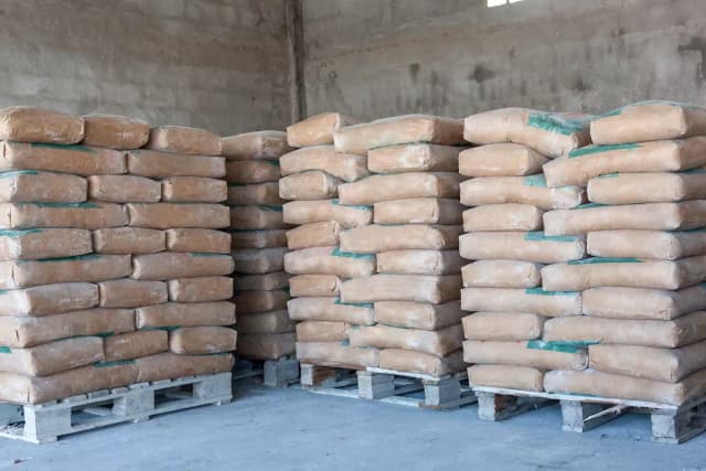 Jaki cement do tynkowania? Wybierz najlepszy materiał dla swojego projektu Jaki cement do tynkowania? Wybierz najlepszy materiał dla swojego projektu